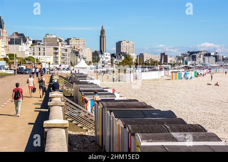 Persone che passeggiano lungo la spiaggia a le Havre, Francia. Foto Stock