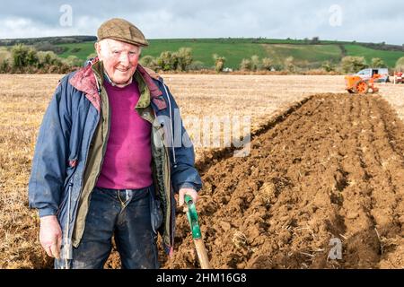 Ballinascarthy, West Cork, Irlanda. 6th Feb 2022. Un incontro di aratura si è svolto oggi sulla terra dei Twomey's, Lisselan, Ballinascarthy. Un gran numero di concorrenti ha partecipato alla seconda partita in una settimana. In gara è stato Francis Naughton della Co. Clare. Francis stava arando con un aratro motorizzato Anzani Iron Horse, che ha tra i 70-100 anni. Credit: AG News/Alamy Live News Foto Stock