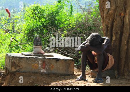 Un agricoltore che riposa durante una dura giornata di lavoro in un villaggio rurale. Javadhu Hills, Tamil Nadu. India. Foto Stock