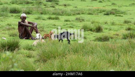 Un agricoltore che riposa durante una dura giornata di lavoro in un villaggio rurale. Javadhu Hills, Tamil Nadu. India. Foto Stock