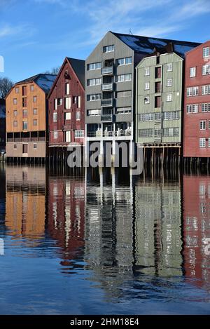 Edifici colorati si riflettono nel fiume Nedelva, a nord del Ponte della Città Vecchia, Trondheim, Distretto di Trondelag, Norvegia, Europa. Foto Stock