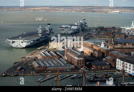 La Royal Navy porta aerei HMS Prince of Wales (a sinistra) e HMS Queen Elizabeth al ormeggio a HMNB Portsmouth in Hampshire. Data immagine: Venerdì 4 febbraio 2022. Foto Stock