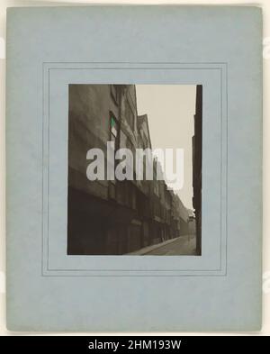 Art Inspired by View of Wych Street, Londra, Old Hoes in Wych Street, Alfred & John bool, Henry Dixon, Londra, 1875 - 1886, supporto fotografico, Cartone, stampa al carbonio, altezza 253 mm x larghezza 186 mm altezza 455 mm x larghezza 355 mm, opere classiche modernizzate da Artotop con un tocco di modernità. Forme, colore e valore, impatto visivo accattivante sulle emozioni artistiche attraverso la libertà delle opere d'arte in modo contemporaneo. Un messaggio senza tempo che persegue una nuova direzione selvaggiamente creativa. Artisti che si rivolgono al supporto digitale e creano l'NFT Artotop Foto Stock