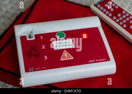 Hull, UK - 6 Feb 2022: Defibrillatore semiautomatico esterno, AED. Un dispositivo portatile salvavita che diagnostica automaticamente le aritmie cardiache Foto Stock