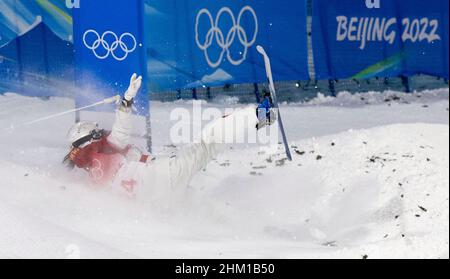 Zhangjiakou, la provincia cinese di Hebei. 6th Feb 2022. Li Nan of China compete durante il round 2nd di quailification di moguls sciatori freestyle femminile al Genting Snow Park a Zhangjiakou, nella provincia di Hebei della Cina settentrionale, il 6 febbraio 2022. Credit: Fei Maohua/Xinhua/Alamy Live News Foto Stock