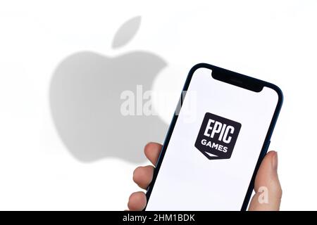 App Store e Epic Store. Logo Apple ed Epic Games sullo schermo del telefono cellulare in primo piano Foto Stock