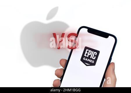 EPIC Games vs logo Apple. Foto concettuale di App Store e Epic Store Foto Stock