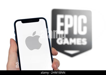 Logo Apple e Epic Store. Concetto di concorrenza, business e finanza per le grandi aziende Foto Stock