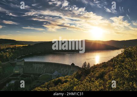 Diga Edersee muro Germania al tramonto. Nuvole nel cielo Foto Stock