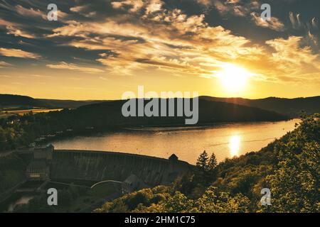 Diga Edersee muro Germania al tramonto. Nuvole nel cielo Foto Stock