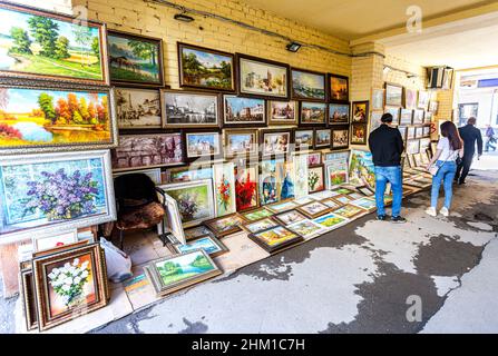 Samara, Russia - 4 maggio 2019: Dipinti in vendita in via Leningradskaya in giornata di sole Foto Stock