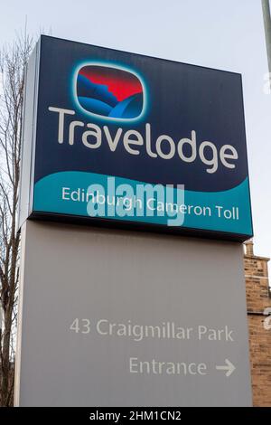 Travelodge segno pubblicità alloggio economico hotel sul lato sud di Edimburgo, Scozia, Regno Unito Foto Stock