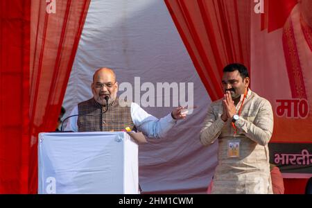 Bagpat, India. 06th Feb 2022. Il leader del partito Bhartiya Janata (BJP) e il ministro dell'Unione Amit Shah ha tenuto il suo discorso durante un raduno elettorale al Prithviraj Degree College. Credit: SOPA Images Limited/Alamy Live News Foto Stock