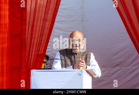 Bagpat, India. 06th Feb 2022. Il leader del partito Bhartiya Janata (BJP) e il ministro dell'Unione Amit Shah ha tenuto il suo discorso durante un raduno elettorale al Prithviraj Degree College. Credit: SOPA Images Limited/Alamy Live News Foto Stock