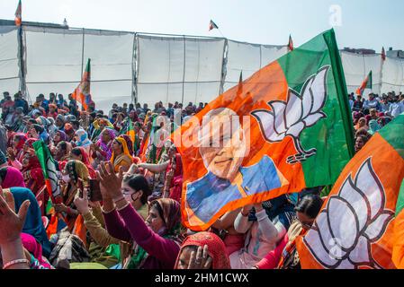 Bagpat, India. 06th Feb 2022. Le donne locali frequentano il Rally di Amit Shah (leader del Bharatiya Janata Party e dell'Union Home Minister of India) al Prithviraj Degree College nel distretto di Bagpat. Credit: SOPA Images Limited/Alamy Live News Foto Stock