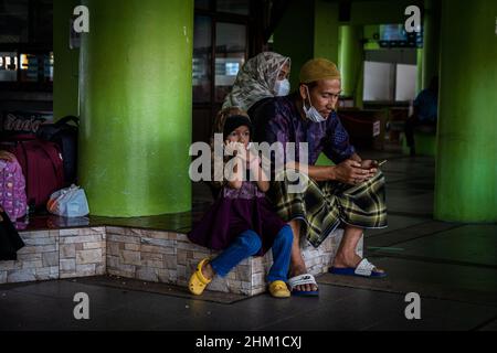 Yala, Tailandia. 06th Feb 2022. Una famiglia musulmana attende il prossimo treno per partire in una stazione ferroviaria nella provincia di Yala. Vita quotidiana intorno alla provincia di Yala, sul confine tailandese-malese sulla costa orientale della penisola malese, Yala è la provincia più meridionale della Thailandia e il centro amministrativo per la profonda regione meridionale. A causa della violenza derivante da ribelli religiosi e separatisti, Yala è stata sottoposta a un decreto di emergenza per oltre un decennio. (Foto di Matt Hunt/SOPA Images/Sipa USA) Credit: Sipa USA/Alamy Live News Foto Stock