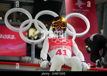 (220206) -- ZHANGJIAKOU, 6 febbraio 2022 (Xinhua) -- Killian Peier della Svizzera reagisce durante il normale giro di prova di salto di sci in collina degli uomini presso il National Ski Jumping Centre di Zhangjiakou, nella provincia di Hebei della Cina settentrionale, 6 febbraio 2022. (Matthias Schrader/AP/piscina via Xinhua) Foto Stock