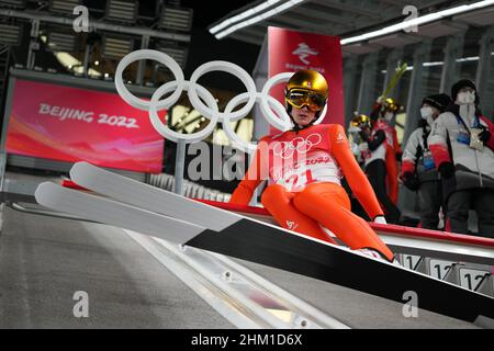 (220206) -- ZHANGJIAKOU, 6 febbraio 2022 (Xinhua) -- Dominik Pietro di Svizzera attende il suo turno di saltare durante il normale giro di prova di salto di sci maschile sul colle presso il National Ski Jumping Centre di Zhangjiakou, provincia settentrionale della Cina di Hebei, 6 febbraio 2022. (Matthias Schrader/AP/piscina via Xinhua) Foto Stock