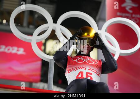 (220206) -- ZHANGJIAKOU, 6 febbraio 2022 (Xinhua) -- Markus Eisenbichler della Germania regola il suo casco durante il normale giro di prova di salto di sci da collina degli uomini presso il National Ski Jumping Centre di Zhangjiakou, provincia di Hebei della Cina settentrionale, 6 febbraio 2022. (Matthias Schrader/AP/piscina via Xinhua) Foto Stock