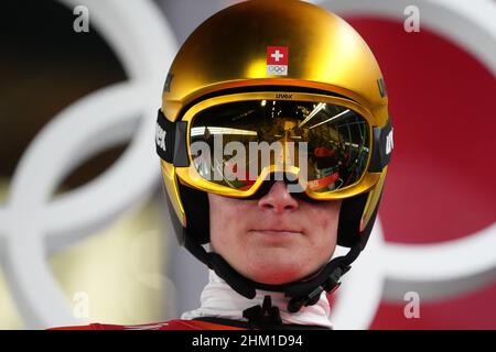 (220206) -- ZHANGJIAKOU, 6 febbraio 2022 (Xinhua) -- Dominik Pietro di Svizzera prepara il suo salto durante il normale giro di prova di salto di sci di collina degli uomini presso il National Ski Jumping Centre di Zhangjiakou, provincia di Hebei della Cina settentrionale, 6 febbraio 2022. (Matthias Schrader/AP/piscina via Xinhua) Foto Stock