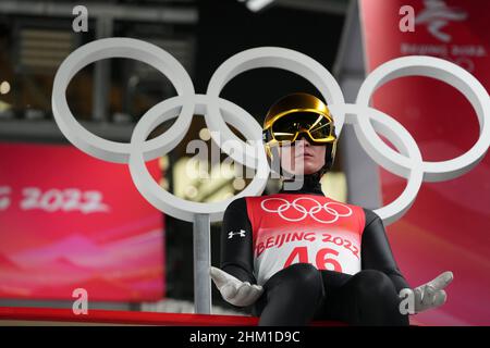 (220206) -- ZHANGJIAKOU, 6 febbraio 2022 (Xinhua) -- Anze Lanisek di Slovenia si concentra durante la normale prova di salto con gli sci da collina degli uomini al National Ski Jumping Centre di Zhangjiakou, provincia di Hebei della Cina settentrionale, 6 febbraio 2022. (Matthias Schrader/AP/piscina via Xinhua) Foto Stock