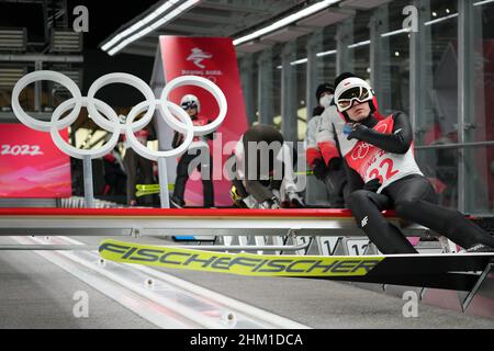 (220206) -- ZHANGJIAKOU, 6 febbraio 2022 (Xinhua) -- Kamil Stoch della Polonia si prepara a saltare durante il normale giro di prova di salto di sci in collina degli uomini presso il National Ski Jumping Center di Zhangjiakou, provincia di Hebei della Cina settentrionale, 6 febbraio 2022. (Matthias Schrader/AP/piscina via Xinhua) Foto Stock