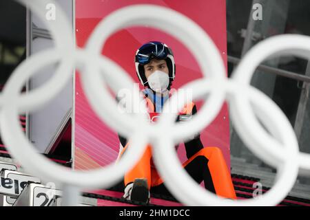 (220206) -- ZHANGJIAKOU, 6 febbraio 2022 (Xinhua) -- Daniel Andrei Cacina di Romania attende l'inizio del normale giro di prova di salto con gli sci in collina degli uomini presso il National Ski Jumping Centre di Zhangjiakou, provincia di Hebei della Cina settentrionale, 6 febbraio 2022. (Matthias Schrader/AP/piscina via Xinhua) Foto Stock