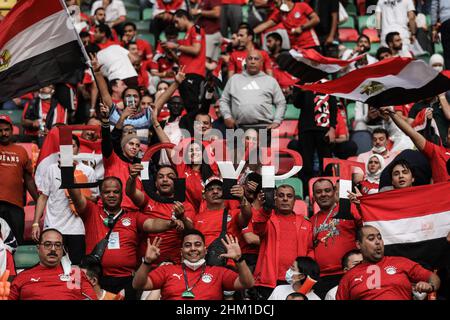 Yaounde, Camerun. 06th Feb 2022. I tifosi egiziani acclamano gli stand prima dell'inizio della partita di calcio finale della Coppa delle nazioni dell'Africa 2021 tra Senegal ed Egitto allo Stadio Paul Biya 'Olembe'. Credit: Ayman Aref/dpa/Alamy Live News Foto Stock