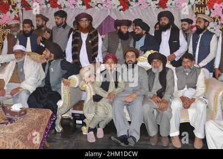 Lahore, Pakistan. 06th Feb 2022. Capo di Tehreek-e-Labbaik Pakistan (TLP) Hafiz Saad Hussain Rizvi sventola ai suoi sostenitori durante la sua cerimonia nuziale (Waleema) al Sabzazar Cricket Stadium di Lahore. (Foto di Rana Sajid Hussain/Pacific Press) Credit: Pacific Press Media Production Corp./Alamy Live News Foto Stock