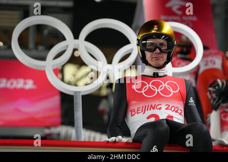 (220206) -- ZHANGJIAKOU, 6 febbraio 2022 (Xinhua) -- Simon Ammann, di Svizzera, si prepara a saltare durante il normale giro di prova di salto di sci in collina degli uomini presso il National Ski Jumping Centre di Zhangjiakou, provincia di Hebei, 6 febbraio 2022. (Matthias Schrader/AP/piscina via Xinhua) Foto Stock