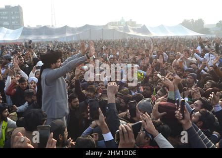 Lahore, Pakistan. 06th Feb 2022. Capo di Tehreek-e-Labbaik Pakistan (TLP) Hafiz Saad Hussain Rizvi sventola ai suoi sostenitori durante la sua cerimonia nuziale (Waleema) al Sabzazar Cricket Stadium di Lahore. (Foto di Rana Sajid Hussain/Pacific Press) Credit: Pacific Press Media Production Corp./Alamy Live News Foto Stock