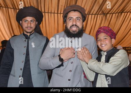 Lahore, Pakistan. 06th Feb 2022. Capo di Tehreek-e-Labbaik Pakistan (TLP) Hafiz Saad Hussain Rizvi sventola ai suoi sostenitori durante la sua cerimonia nuziale (Waleema) al Sabzazar Cricket Stadium di Lahore. (Foto di Rana Sajid Hussain/Pacific Press) Credit: Pacific Press Media Production Corp./Alamy Live News Foto Stock