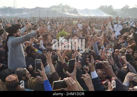 Lahore, Pakistan. 06th Feb 2022. Capo di Tehreek-e-Labbaik Pakistan (TLP) Hafiz Saad Hussain Rizvi sventola ai suoi sostenitori durante la sua cerimonia nuziale (Waleema) al Sabzazar Cricket Stadium di Lahore. (Foto di Rana Sajid Hussain/Pacific Press) Credit: Pacific Press Media Production Corp./Alamy Live News Foto Stock