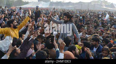 Lahore, Pakistan. 06th Feb 2022. Capo di Tehreek-e-Labbaik Pakistan (TLP) Hafiz Saad Hussain Rizvi sventola ai suoi sostenitori durante la sua cerimonia nuziale (Waleema) al Sabzazar Cricket Stadium di Lahore. (Foto di Rana Sajid Hussain/Pacific Press) Credit: Pacific Press Media Production Corp./Alamy Live News Foto Stock