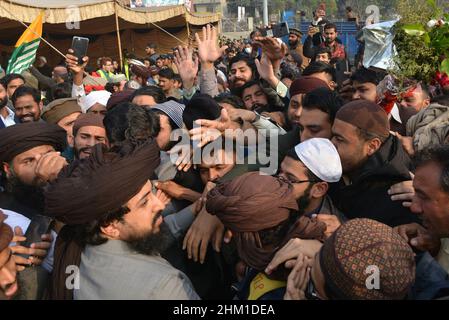 Lahore, Pakistan. 06th Feb 2022. Capo di Tehreek-e-Labbaik Pakistan (TLP) Hafiz Saad Hussain Rizvi sventola ai suoi sostenitori durante la sua cerimonia nuziale (Waleema) al Sabzazar Cricket Stadium di Lahore. (Foto di Rana Sajid Hussain/Pacific Press) Credit: Pacific Press Media Production Corp./Alamy Live News Foto Stock