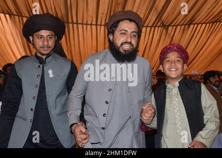 Lahore, Pakistan. 06th Feb 2022. Capo di Tehreek-e-Labbaik Pakistan (TLP) Hafiz Saad Hussain Rizvi sventola ai suoi sostenitori durante la sua cerimonia nuziale (Waleema) al Sabzazar Cricket Stadium di Lahore. (Foto di Rana Sajid Hussain/Pacific Press) Credit: Pacific Press Media Production Corp./Alamy Live News Foto Stock