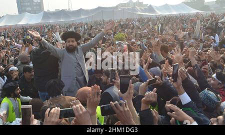 Lahore, Pakistan. 06th Feb 2022. Capo di Tehreek-e-Labbaik Pakistan (TLP) Hafiz Saad Hussain Rizvi sventola ai suoi sostenitori durante la sua cerimonia nuziale (Waleema) al Sabzazar Cricket Stadium di Lahore. (Foto di Rana Sajid Hussain/Pacific Press) Credit: Pacific Press Media Production Corp./Alamy Live News Foto Stock