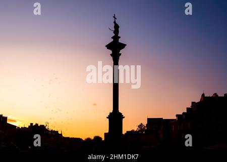 Silhouette a colonna di Sigismunds al tramonto eretta nel 1643 e disegnata da Constantino Tencalla e Clemente Moli in Piazza del Castello - Varsavia, Polonia Foto Stock