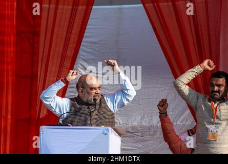 Bagpat, India. 06th Feb 2022. Il leader del partito Bhartiya Janata (BJP) e il ministro dell'Unione Amit Shah grida slogan durante un raduno elettorale al Prithviraj Degree College nel distretto di Bagpat. (Foto di Pradeep Gaur/SOPA Images/Sipa USA) Credit: Sipa USA/Alamy Live News Foto Stock