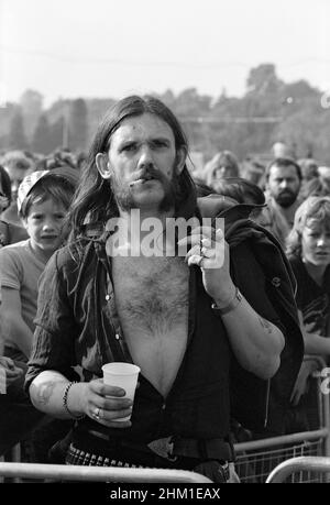 Lemmy Kilmister di Motörhead al Reading Festival 1977 in Inghilterra. Foto Stock