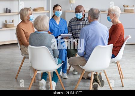 psicologa femminile con terapia di gruppo con persone anziane Foto Stock
