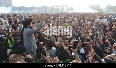 Lahore, Punjab, Pakistan. 6th Feb 2022. Capo di Tehreek-e-Labbaik Pakistan (TLP) Hafiz Saad Hussain Rizvi sventola ai suoi sostenitori durante la sua cerimonia nuziale (Waleema) al Sabzazar Cricket Stadium di Lahore. (Credit Image: © Rana Sajid Hussain/Pacific Press via ZUMA Press Wire) Foto Stock