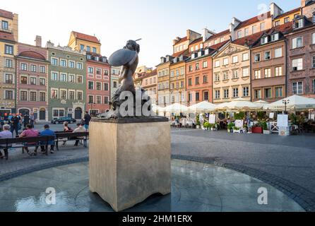 Piazza del mercato della Città Vecchia e Sirenetta della scultura di Varsavia (Syrenka) originariamente progettato da Costanty Hegel nel 1855 - Varsavia, Polonia Foto Stock