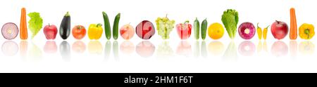 Frutta e verdura fresche disposte in una fila con luce riflessa isolata su sfondo bianco. Foto Stock