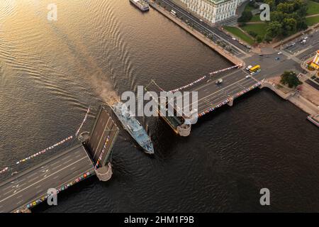 Il paesaggio aereo della nave da guerra passa sotto un ponte levatoio del Palazzo rialzato, vista dall'alto, colore nero dell'acqua, il fiume Neva prima della vacanza dei russi Foto Stock