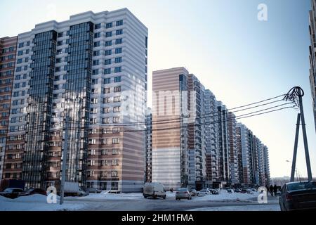 Vista degli edifici residenziali nel nuovo quartiere in inverno, Voronezh, Russia. Foto Stock