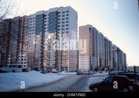 Un nuovo quartiere residenziale a Voronezh in inverno, Russia. Foto Stock