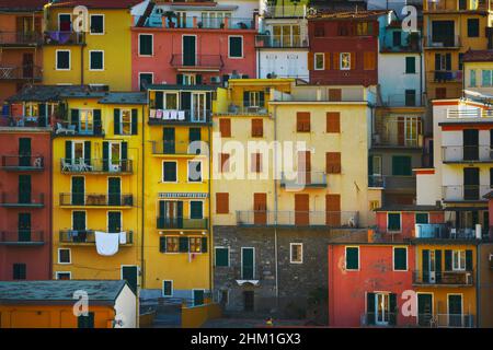 Manarola villaggio, colorato modello di case. Cinque Terre, Sito UNESCO, Regione Liguria, Italia, Europa. Foto Stock