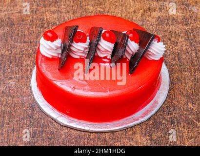 alaska con gelato al gelso di fragola e meringhe isolate su sfondo di legno scuro vista dall'alto Foto Stock