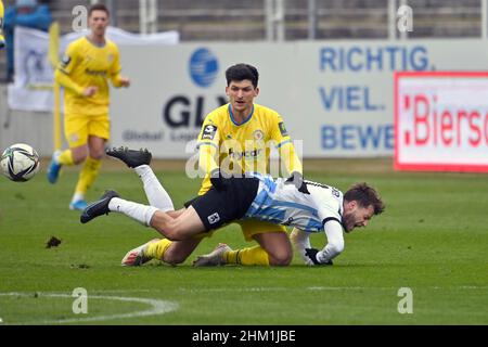 Stadio GRUENWALDER di Monaco. 6th Feb 2022. Jannis NIKOLAOU (Braunschweig), azione, duelli contro Richard NEUDECKER (TSV Monaco 1860) campionato 3rd, campionato 3, TSV Monaco 1860 Eintracht Braunschweig (Brunswick) (Brunswick) 2-2 il 6th febbraio 2022 a Monaco di Baviera GRUENWALDER STADIUM. LE NORMATIVE DFL VIETANO L'USO DI FOTOGRAFIE COME SEQUENZE DI IMMAGINI E/O QUASI-VIDEO. Credit: dpa/Alamy Live News Foto Stock